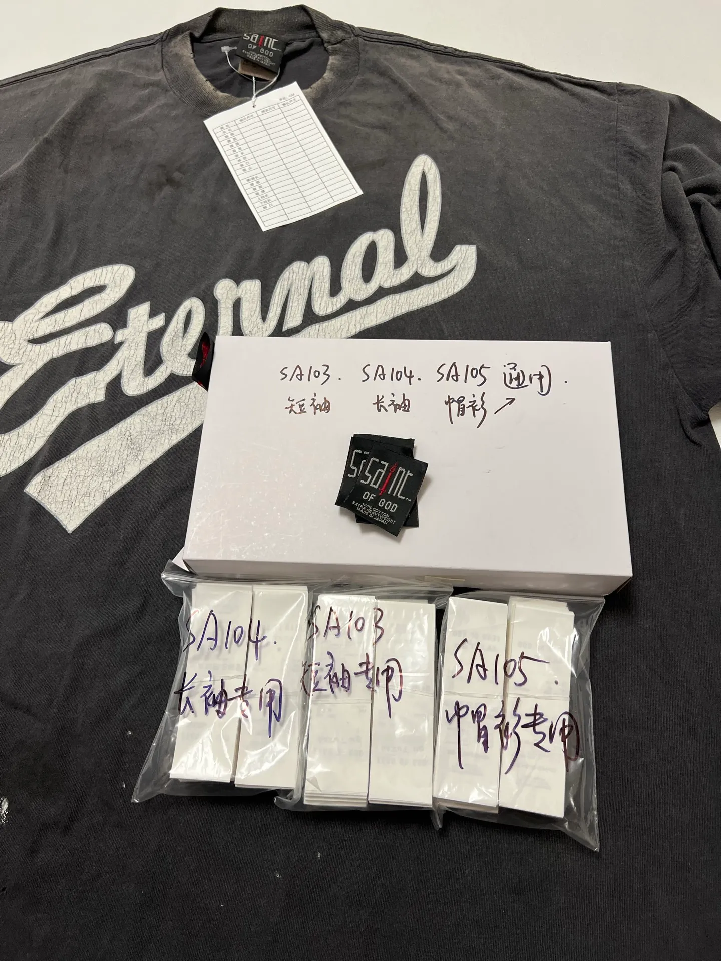 Customized original co-branded main label/wash label SAINT Mxxxxxx × FEAR OF GOD FG_SS TEE/SNT OF GOD/BLK 25SS Heavy FOG co-branded model SAINT OF GOD prayer short sleeves Washed black S-XL This season's blockbuster co-branded model FOG manager JERRY personally carries the goods. The SAINT OF GOD series co-branded has gained quite a lot of buzz. Top-notch printing technology uses silver sand and cracked pulp on the front and rear panels for deep restoration.